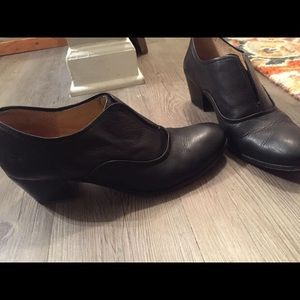 Authentic Frye black leather heels in EUC